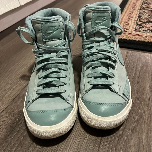 Nike Women's Blazer Mid '77 PRM Sneaker - Picture 6 of 7